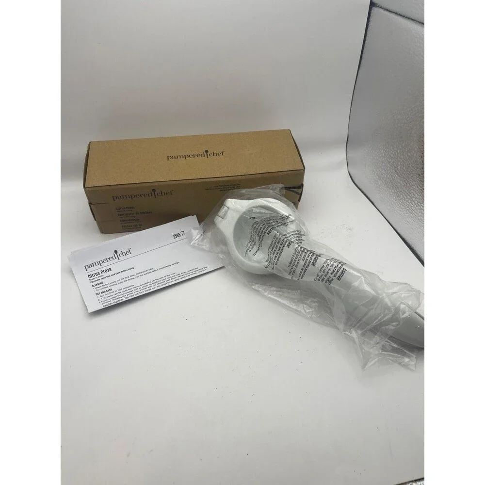 Pampered Chef Citrus Press #2595 Lemon Lime Juicer White NEW in Box